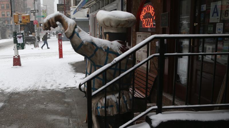 It's too cold to eat out. It's too cold to eat out.
