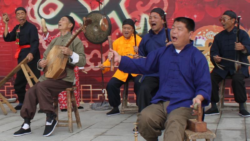 Zhang Junmin (second from right) and his band perform the Lao Qiang music special in northwest China's Shaanxi province. The character behind the stage means "drama"; Lao Qiang music used to accompany puppet plays and includes a strong storytelling compon Zhang Junmin (second from right) and his band perform the Lao Qiang music special in northwest China's Shaanxi province. The character behind the stage means "drama"; Lao Qiang music used to accompany puppet plays and includes a strong storytelling compon