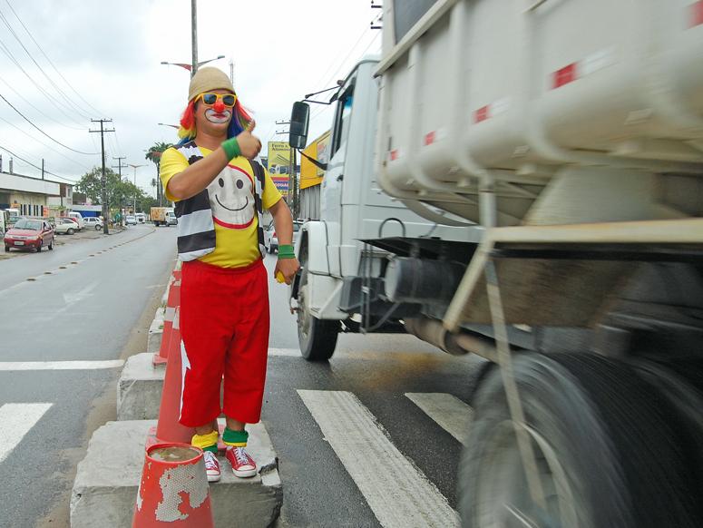 The Brazilian city of Olinda has a novel approach to taming its ever-growing traffic problem: traffic clowns known as palhacos. The Brazilian city of Olinda has a novel approach to taming its ever-growing traffic problem: traffic clowns known as palhacos.