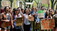 Students associated with the group Brown Divest Coal protested in front of the Brown University president's office during a rally May 3. The group is demanding that the university stop investing in certain oil and coal companies. Students associated with the group Brown Divest Coal protested in front of the Brown University president's office during a rally May 3. The group is demanding that the university stop investing in certain oil and coal companies.