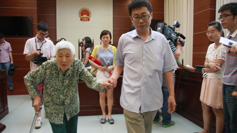 A woman surnamed Chu (left), 77, attends the hearing of a case against her daughter and husband in Wuxi, east China's Jiangsu province, on July 1. Chu's daughter has been ordered to visit her at least once every two months, in the first case under a new l A woman surnamed Chu (left), 77, attends the hearing of a case against her daughter and husband in Wuxi, east China's Jiangsu province, on July 1. Chu's daughter has been ordered to visit her at least once every two months, in the first case under a new l