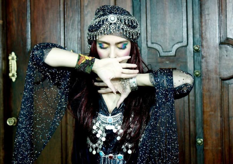 Strict laws made it impossible for the Iranian singer Hani to pursue her dream in her home country. Strict laws made it impossible for the Iranian singer Hani to pursue her dream in her home country.