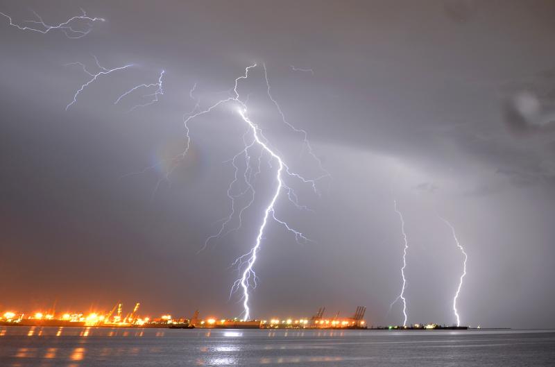 Why does thunder rumble? Acoustic professor Trevor Cox explains that it has to do with the way lightning is a jagged line. "Each little kink is actually generating the sound, and the reason thunder rumbles is because the sound takes different time to come Why does thunder rumble? Acoustic professor Trevor Cox explains that it has to do with the way lightning is a jagged line. "Each little kink is actually generating the sound, and the reason thunder rumbles is because the sound takes different time to come