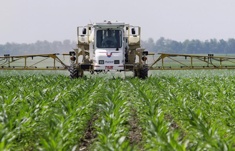 Corn farmer Jerry McCulley sprays the weedkiller glyphosate across his cornfield in Auburn, Ill., in 2010. An increasing number of weeds have now evolved resistance to the chemical. Corn farmer Jerry McCulley sprays the weedkiller glyphosate across his cornfield in Auburn, Ill., in 2010. An increasing number of weeds have now evolved resistance to the chemical.