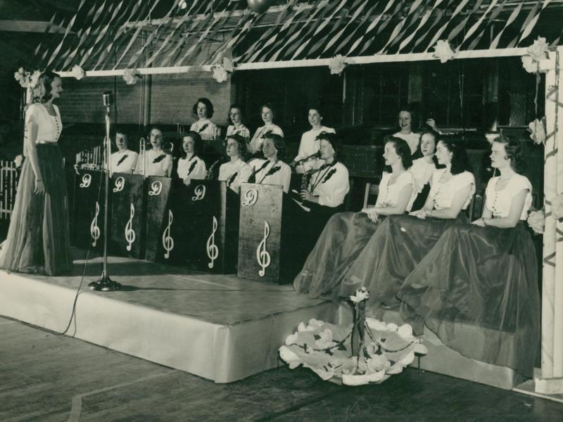 Doris Funderburk directs The Darlinettes. Doris Funderburk directs The Darlinettes.