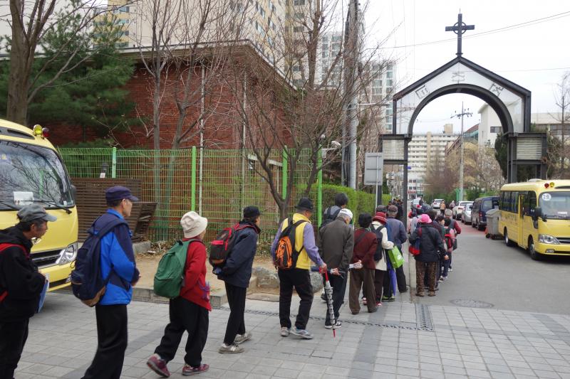 Koreans — many of them elderly — line up to receive 500 won, or about 50 cents, from Shin Banpo Church in southern Seoul. Each week, organizers say, a few hundred seniors show up at each church that offers the service, and the line starts hours in adv Koreans — many of them elderly — line up to receive 500 won, or about 50 cents, from Shin Banpo Church in southern Seoul. Each week, organizers say, a few hundred seniors show up at each church that offers the service, and the line starts hours in adv
