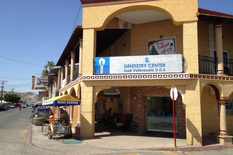 Mexico's 2010 census counted fewer than 5,500 residents in Los Algodones, but more than 350 dentists ply their trade here, serving U.S. and Canadian patients seeking affordable procedures. Mexico's 2010 census counted fewer than 5,500 residents in Los Algodones, but more than 350 dentists ply their trade here, serving U.S. and Canadian patients seeking affordable procedures.