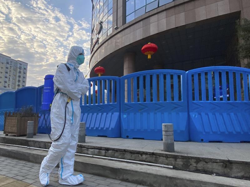 A new U.S. intelligence report could not conclude whether the SARS-CoV-2 virus escaped from a lab in Wuhan, China or spilled over from an infected animal. Without more information about the early days of the outbreak, a more definitive explanation is unli A new U.S. intelligence report could not conclude whether the SARS-CoV-2 virus escaped from a lab in Wuhan, China or spilled over from an infected animal. Without more information about the early days of the outbreak, a more definitive explanation is unli