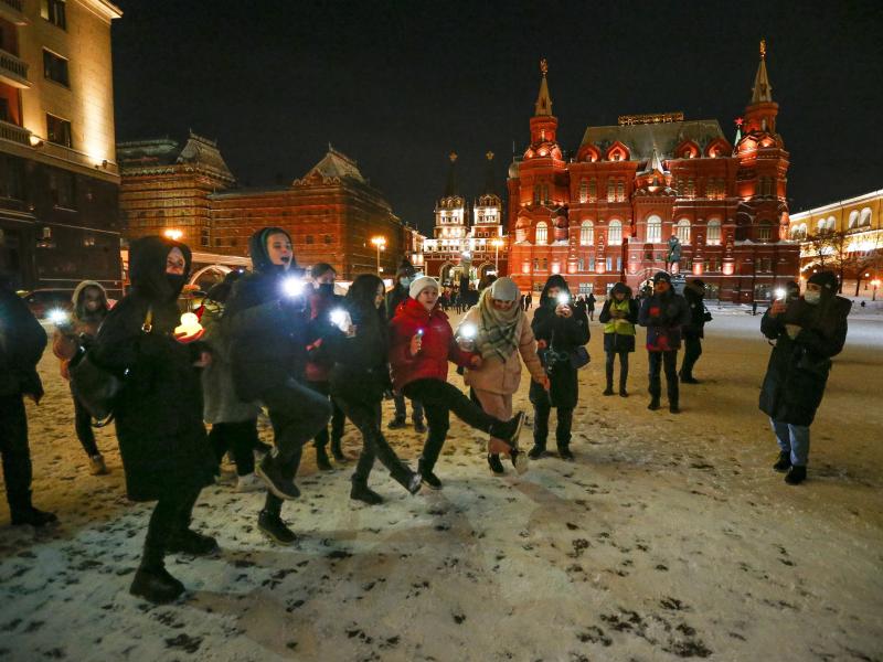 Young people dance shining their cellphone flashlights in support of jailed opposition leader Alexei Navalny and his wife Yulia Navalnaya near Red Square in Moscow on Sunday. Young people dance shining their cellphone flashlights in support of jailed opposition leader Alexei Navalny and his wife Yulia Navalnaya near Red Square in Moscow on Sunday.