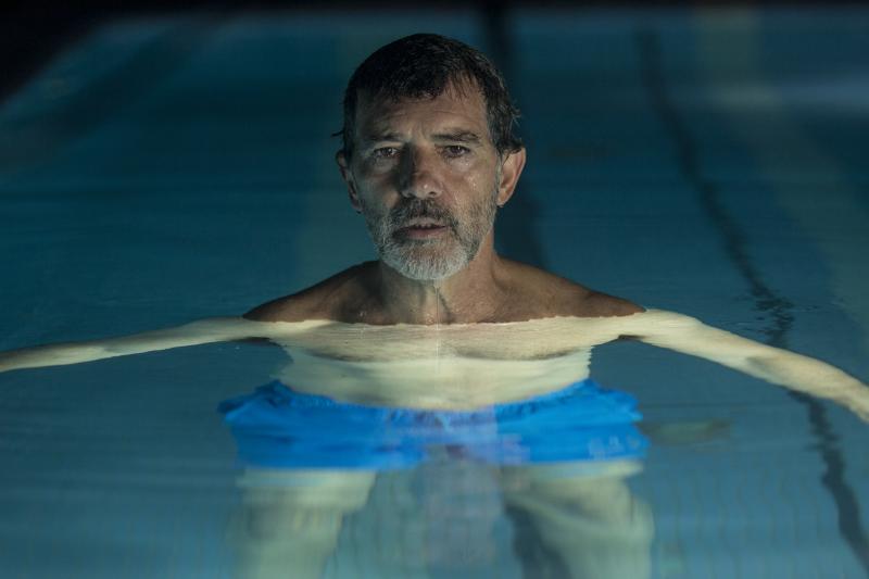 Antonio Banderas plays a film director searching for meaning after his physical decline interferes with his ability to create. Antonio Banderas plays a film director searching for meaning after his physical decline interferes with his ability to create.