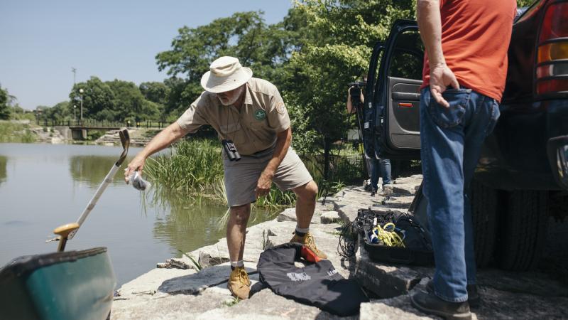 A volunteer with the Chicago Herpetological Society known as Alligator Bob sets out in his canoe to find an alligator on the loose in a Chicago lagoon this week. A volunteer with the Chicago Herpetological Society known as Alligator Bob sets out in his canoe to find an alligator on the loose in a Chicago lagoon this week.