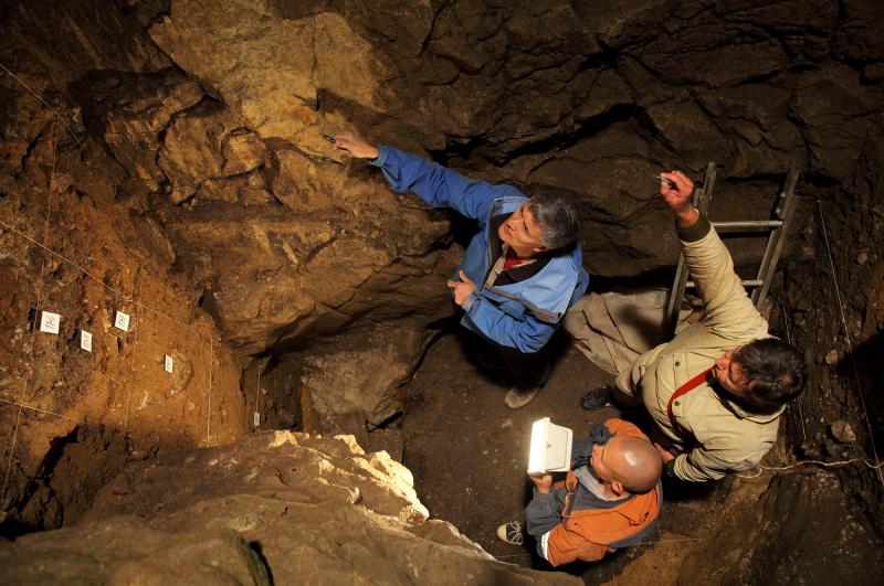 Researchers made an important discovery in the Denisova Cave in southern Siberia. Researchers made an important discovery in the Denisova Cave in southern Siberia.