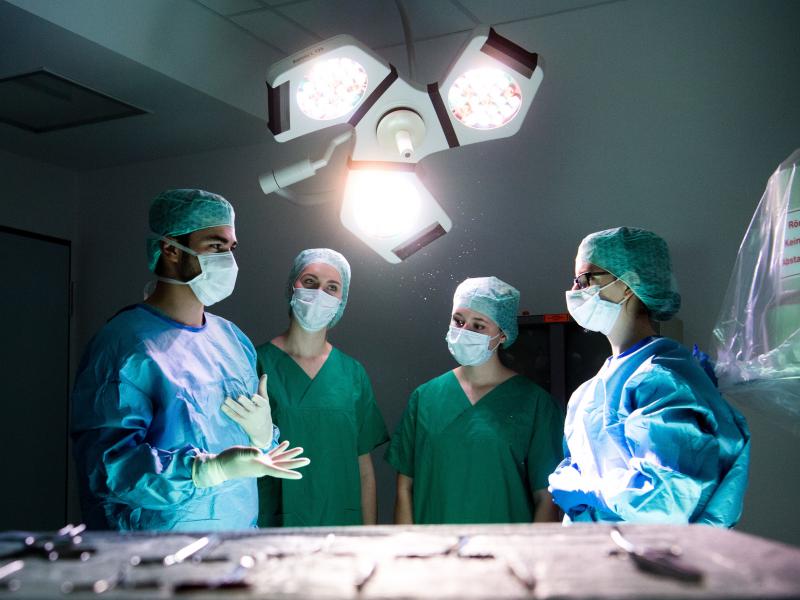 05 February 2019, Lower Saxony, Hannover: Medical students practice in the "Skills Lab" of the Hannover Medical School. 05 February 2019, Lower Saxony, Hannover: Medical students practice in the "Skills Lab" of the Hannover Medical School.