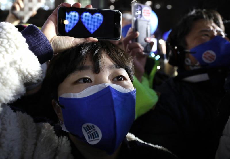 Supporters of South Korea's presidential candidate Lee Jae-myung of the ruling Democratic Party cheer during an election campaign rally in Seoul on Tuesday. Supporters of South Korea's presidential candidate Lee Jae-myung of the ruling Democratic Party cheer during an election campaign rally in Seoul on Tuesday.
