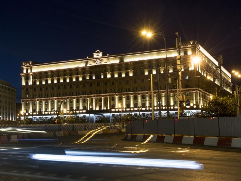 Media outlets are reporting one Federal Security Service officer was killed in the shoot out in central Moscow. Media outlets are reporting one Federal Security Service officer was killed in the shoot out in central Moscow.