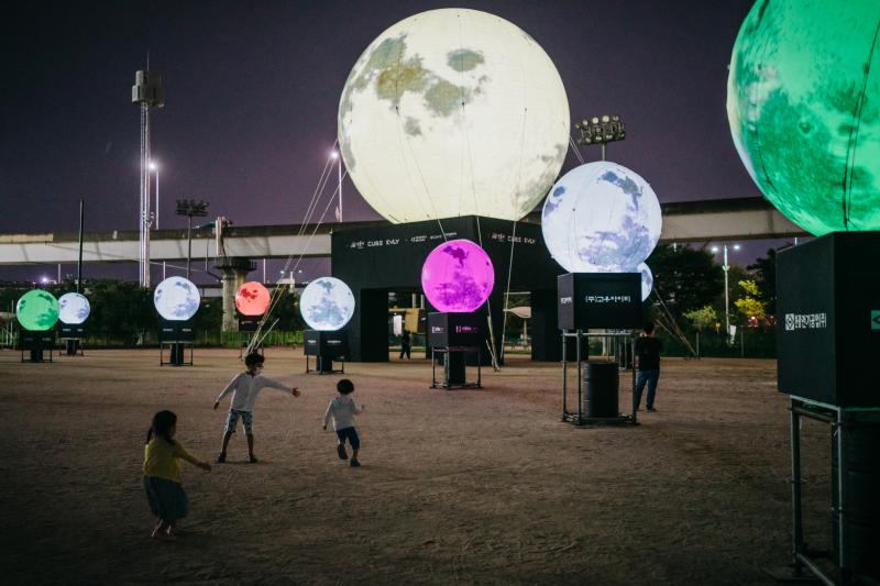 A day before the Chuseok holiday, children run around artificial full moons, part of an installation at a park in eastern Seoul. Koreans believe that wishes made to the full moon on Chuseok will come true. The Seongdong District Office teamed up with loca A day before the Chuseok holiday, children run around artificial full moons, part of an installation at a park in eastern Seoul. Koreans believe that wishes made to the full moon on Chuseok will come true. The Seongdong District Office teamed up with loca