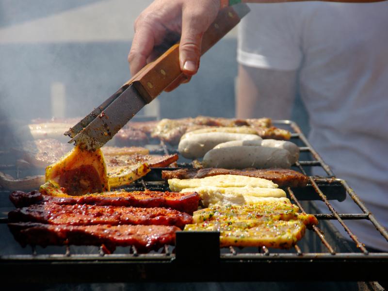 Planning to grill this Memorial Day? Below, Food Network chef Alton Brown has some tips to keep your flavor from going up in smoke. Planning to grill this Memorial Day? Below, Food Network chef Alton Brown has some tips to keep your flavor from going up in smoke.