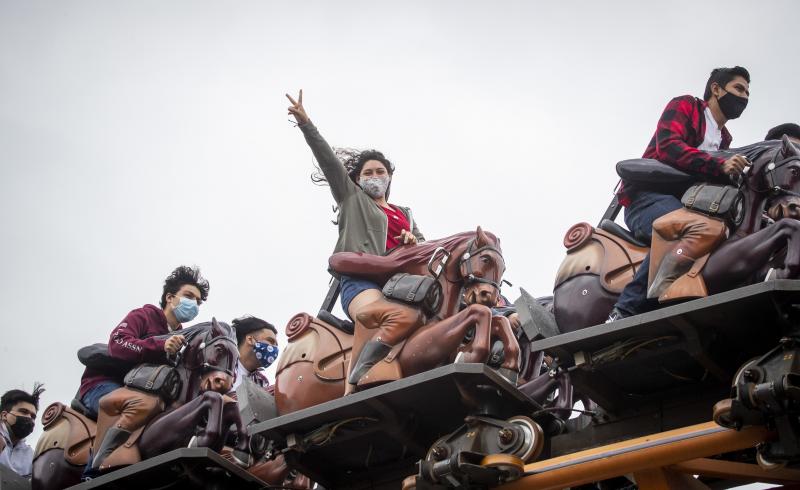 To mask or not to mask: That is the question for vaccinated people as the delta variant surges. The answer may depend on the situation, experts say. Here, these roller-coaster riders mask up at Knott's Berry Farm in Buena Park, Calif. To mask or not to mask: That is the question for vaccinated people as the delta variant surges. The answer may depend on the situation, experts say. Here, these roller-coaster riders mask up at Knott's Berry Farm in Buena Park, Calif.
