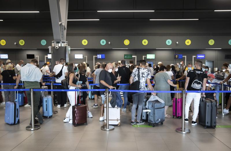 Passengers queue up at Greece's Thessaloniki Makedonia Airport on Sept. 2. Recommendations about physical distancing prove hard to follow at airports — and in the jetway leading to the plane. Passengers queue up at Greece's Thessaloniki Makedonia Airport on Sept. 2. Recommendations about physical distancing prove hard to follow at airports — and in the jetway leading to the plane.