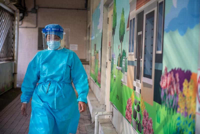 One of the first cases of the new coronavirus in Hong Kong was found at Queen Elizabeth Hospital in Hong Kong. Health workers in the city fear an influx of patients. One of the first cases of the new coronavirus in Hong Kong was found at Queen Elizabeth Hospital in Hong Kong. Health workers in the city fear an influx of patients.