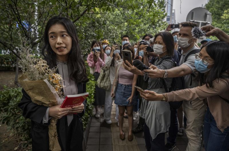 Zhou Xiaoxuan speaks to journalists and supporters on Sept. 14 outside the Haidian District People's Court in Beijing before a hearing in her case. She alleged that she was groped and forcibly kissed by prominent TV anchor Zhu Jun, who denies the allegati Zhou Xiaoxuan speaks to journalists and supporters on Sept. 14 outside the Haidian District People's Court in Beijing before a hearing in her case. She alleged that she was groped and forcibly kissed by prominent TV anchor Zhu Jun, who denies the allegati