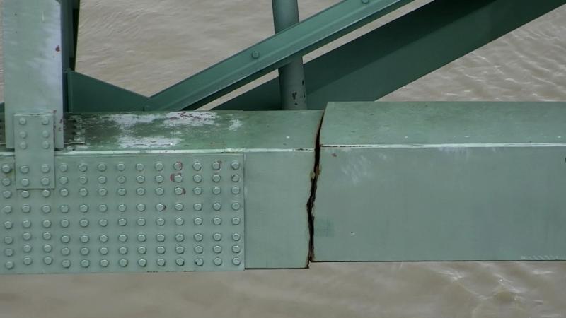 A dangerous crack in a steel beam on the Interstate 40 bridge, near Memphis, Tenn., caused authorities to order an emergency closure, disrupting road and Mississippi River traffic. A dangerous crack in a steel beam on the Interstate 40 bridge, near Memphis, Tenn., caused authorities to order an emergency closure, disrupting road and Mississippi River traffic.