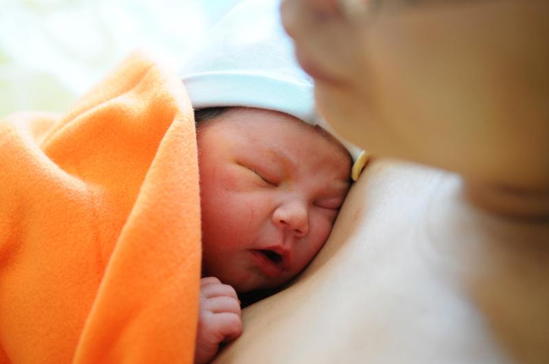 The World Health Organization has endorsed waiting to clamp the umbilical cord for at least one minute after a baby is born. The World Health Organization has endorsed waiting to clamp the umbilical cord for at least one minute after a baby is born.