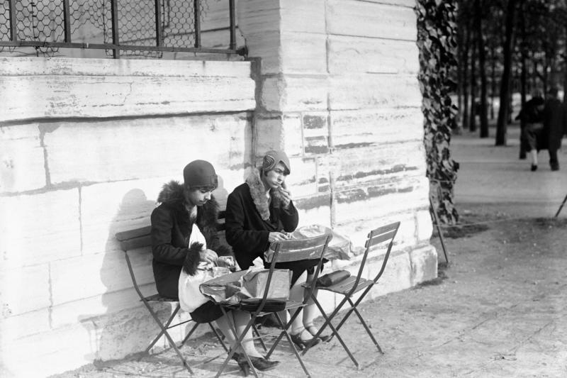 Young women eat lunch in the Tuileries Garden in Paris in January 1929. Young women eat lunch in the Tuileries Garden in Paris in January 1929.