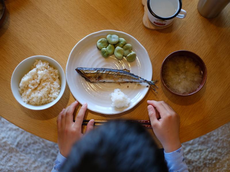 Oily fish such as salmon, sardines and lake trout, as well as some plant sources such as walnuts and flaxseed, can be good, tasty sources of omega-3 fatty acids. Oily fish such as salmon, sardines and lake trout, as well as some plant sources such as walnuts and flaxseed, can be good, tasty sources of omega-3 fatty acids.