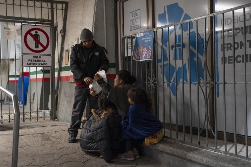 A woman from Guatemala and her two daughters were apprehended upon crossing the U.S.-Mexico border between El Paso and Ciudad Juárez and were immediately expelled back to Mexico in the early hours of April 2 at the Paso del Norte International Bridge. A woman from Guatemala and her two daughters were apprehended upon crossing the U.S.-Mexico border between El Paso and Ciudad Juárez and were immediately expelled back to Mexico in the early hours of April 2 at the Paso del Norte International Bridge.