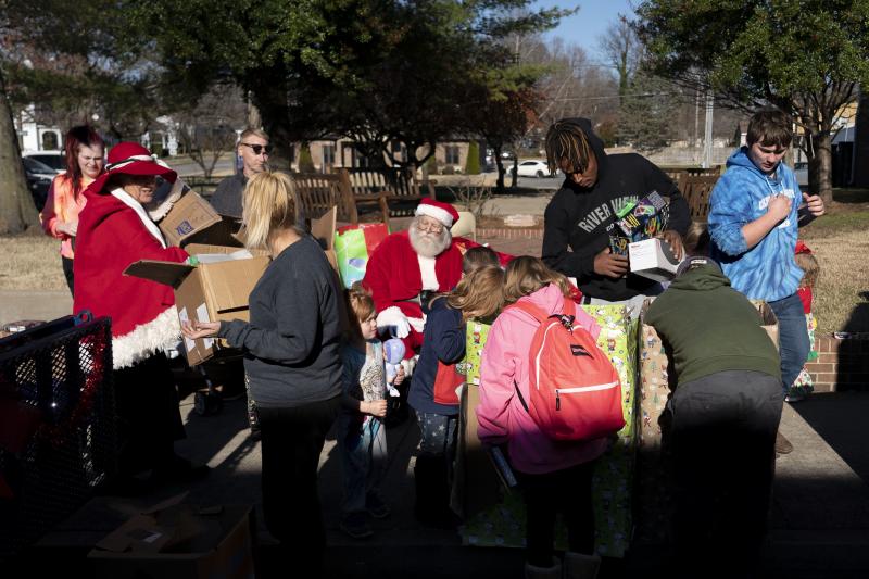 Volunteers and community members attend the WPKY toy drive in Princeton, Ky. Volunteers and community members attend the WPKY toy drive in Princeton, Ky.
