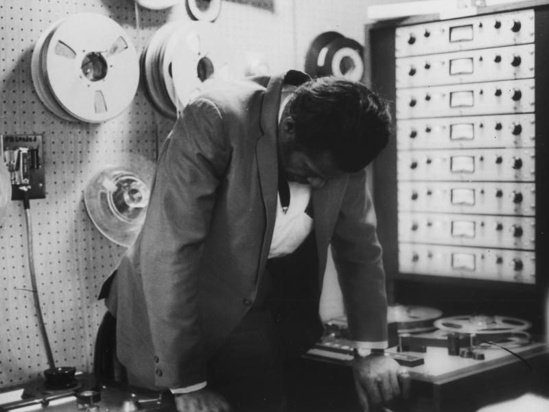 Chuck Berry in the Chess Records recording studio. The New York Times reports that originals of Berry's Chess catalog were burned in the 2008 Universal fire. Chuck Berry in the Chess Records recording studio. The New York Times reports that originals of Berry's Chess catalog were burned in the 2008 Universal fire.