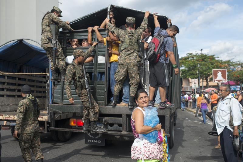 Commuters who were affected by the prohibition of public transportation, imposed by gang, were escorted by military and police forces that provided transportation. Commuters who were affected by the prohibition of public transportation, imposed by gang, were escorted by military and police forces that provided transportation.