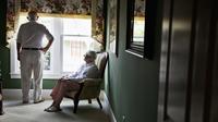 Women make up nearly two-thirds of the people in the U.S. diagnosed with Alzheimer's disease. Women make up nearly two-thirds of the people in the U.S. diagnosed with Alzheimer's disease.