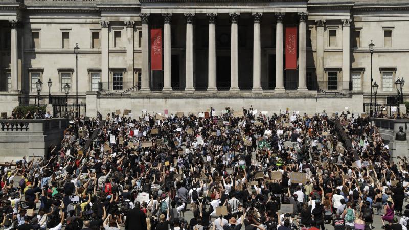 Hundreds demonstrated in Trafalgar Square in central London on Sunday, and many kneeled, to protest the recent killing of George Floyd by police officers in Minneapolis. Hundreds demonstrated in Trafalgar Square in central London on Sunday, and many kneeled, to protest the recent killing of George Floyd by police officers in Minneapolis.