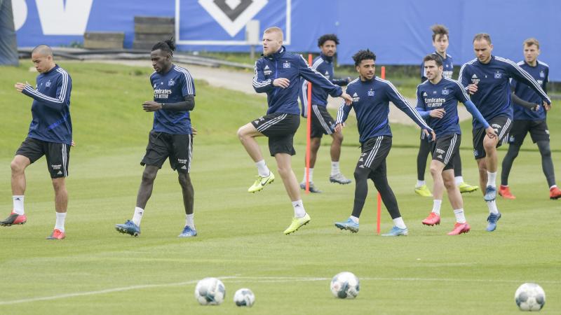 Hamburg soccer players head to the team's training kickoff on Thursday. Hamburg soccer players head to the team's training kickoff on Thursday.