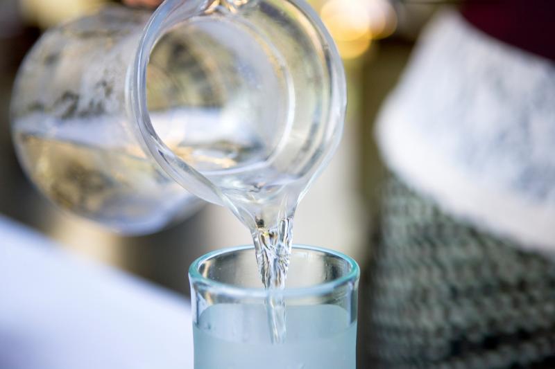 Kids and teens should get two to three quarts of water per day, via food or drink, research suggests. Kids and teens should get two to three quarts of water per day, via food or drink, research suggests.