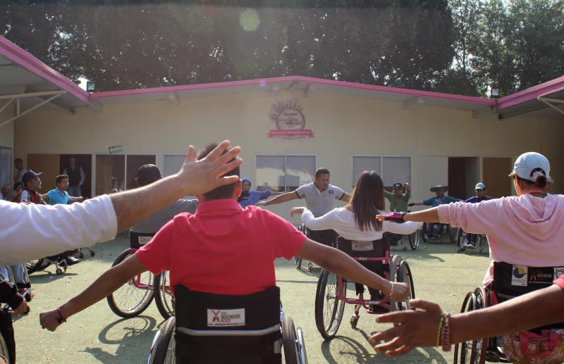 Students at the Vida Independiente wheelchair workshop warm up before class. Students at the Vida Independiente wheelchair workshop warm up before class.