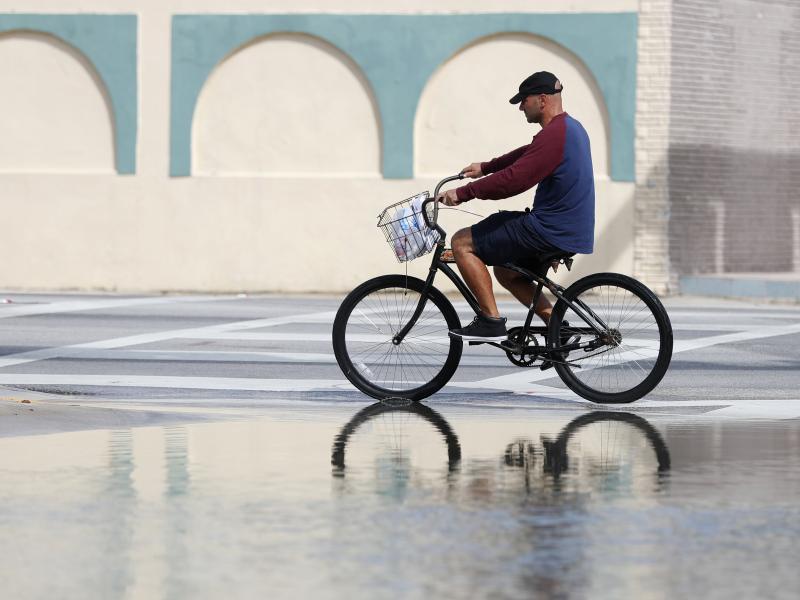 A street in Miami flooded during a high tide in 2018. A new report confirms that the number of days with high-tide flooding is increasing in many U.S. cities as sea levels rise. A street in Miami flooded during a high tide in 2018. A new report confirms that the number of days with high-tide flooding is increasing in many U.S. cities as sea levels rise.