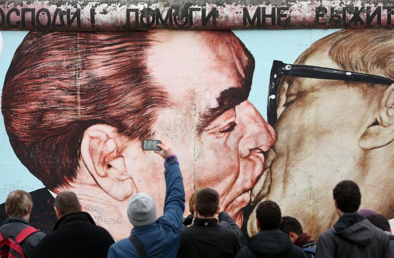 Historic Art, Luxury Apartments Battle Over Berlin's Famous Wall | 88.5