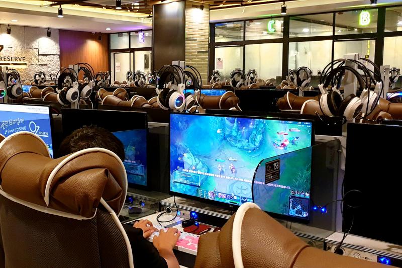 Computer cafes in South Korea, such as the Oz PC Bang in the Gangnam district of Seoul, are often shiny places with big, comfy chairs, huge screens and fast Internet. Computer cafes in South Korea, such as the Oz PC Bang in the Gangnam district of Seoul, are often shiny places with big, comfy chairs, huge screens and fast Internet.