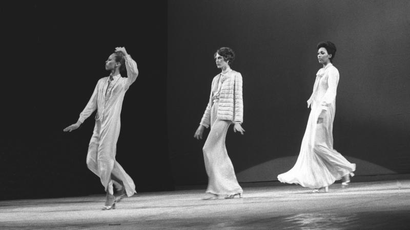 Models show designs by Oscar de la Renta at the 1973 Versailles show. De la Renta was one of the first American designers to sign on for the catwalk competition. Models show designs by Oscar de la Renta at the 1973 Versailles show. De la Renta was one of the first American designers to sign on for the catwalk competition.