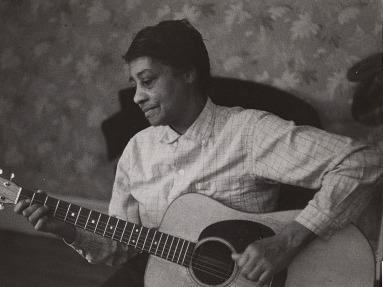 Left-handed, Elizabeth Cotten turned the guitar so the bass strings were at the bottom, therefore "backwards." She used her thumb to play the melody and her fingers for the low notes. Left-handed, Elizabeth Cotten turned the guitar so the bass strings were at the bottom, therefore "backwards." She used her thumb to play the melody and her fingers for the low notes.