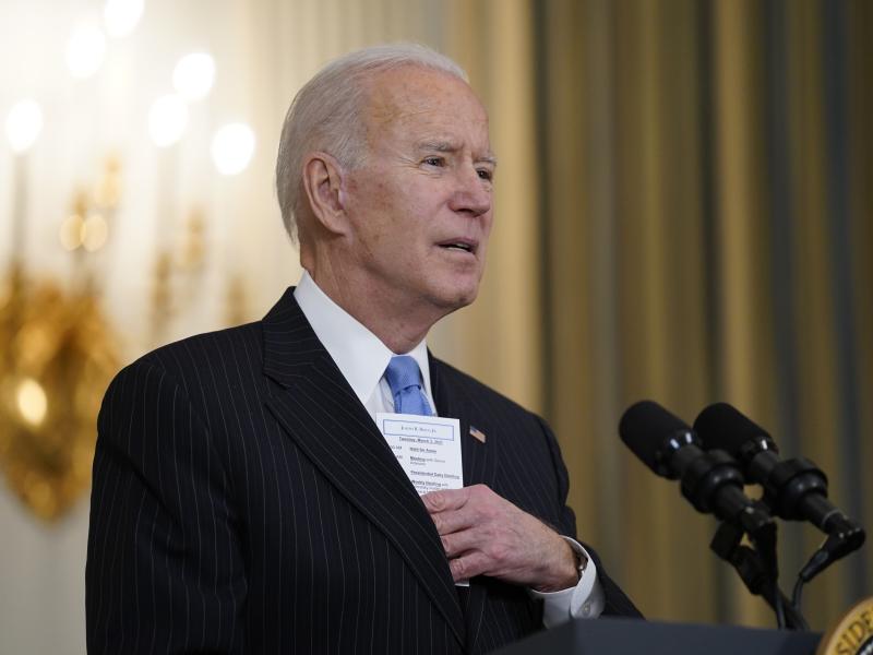 President Biden keeps a note card in his suit pocket with the running tally of how many Americans have died from COVID-19 and how many have been vaccinated. President Biden keeps a note card in his suit pocket with the running tally of how many Americans have died from COVID-19 and how many have been vaccinated.