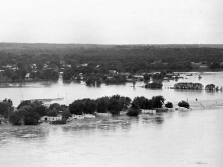 Neighborhoods and mobile home parks in Tulsa after the Arkansas River flooded in October 1986. Neighborhoods and mobile home parks in Tulsa after the Arkansas River flooded in October 1986.