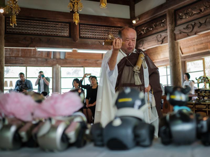 Kofukuji temple chief priest Bungen Oi with Aibos displayed on an altar at the Kofukuji temple in Isumi, Chiba, last week. Kofukuji temple chief priest Bungen Oi with Aibos displayed on an altar at the Kofukuji temple in Isumi, Chiba, last week.
