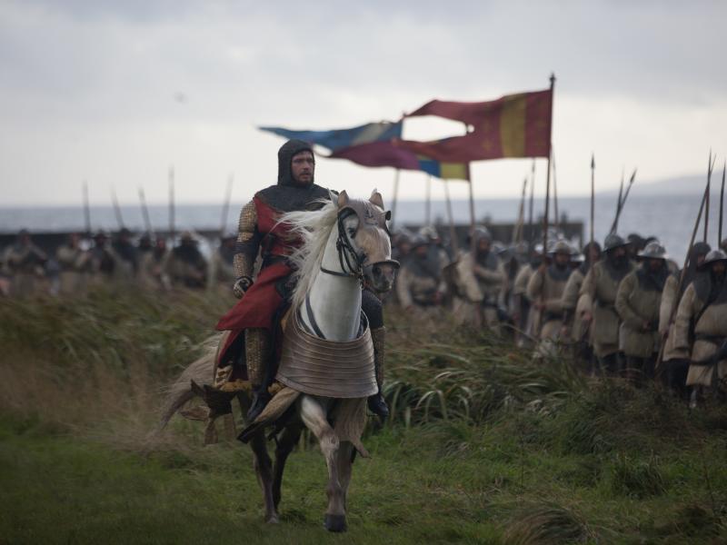 Robert the Bruce (Chris Pine) surveys his phalanx in Outlaw King. Robert the Bruce (Chris Pine) surveys his phalanx in Outlaw King.