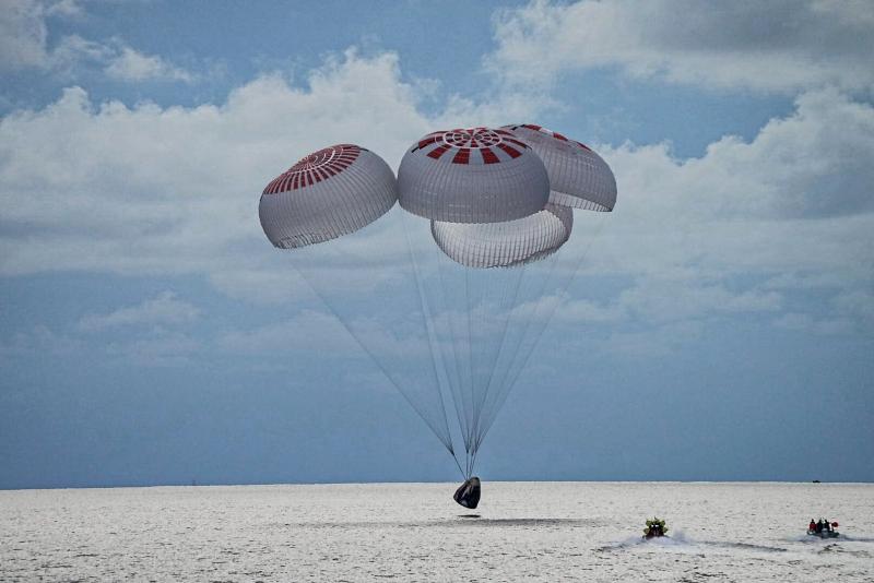 In this image provided by SpaceX, a capsule carrying the all-amateur Inspiration4 crew parachutes into the Atlantic Ocean off the Florida coast on Saturday, Sept. 18, 2021. In this image provided by SpaceX, a capsule carrying the all-amateur Inspiration4 crew parachutes into the Atlantic Ocean off the Florida coast on Saturday, Sept. 18, 2021.