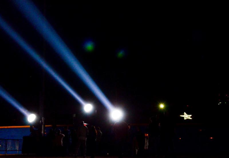 These spotlights are part of a binational art installation that aims to connect people on both sides of the Rio Grande. These spotlights are part of a binational art installation that aims to connect people on both sides of the Rio Grande.