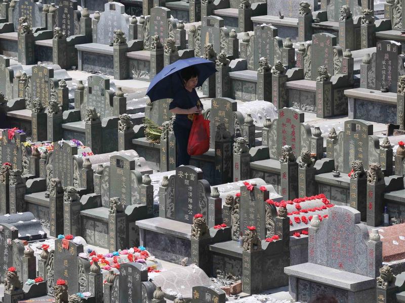 People mourn their ancestors and the deceased at a cemetery in Quanzhou during the traditional Qingming Festival, or "Tomb-sweeping Day." People mourn their ancestors and the deceased at a cemetery in Quanzhou during the traditional Qingming Festival, or "Tomb-sweeping Day."